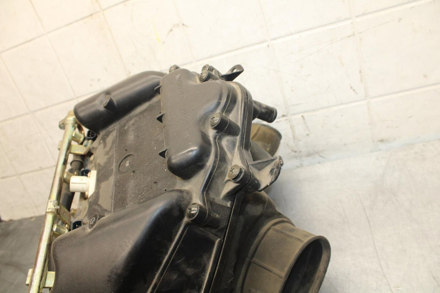 2003 Honda CBR600RR AIRBOX INTAKE FILTER BOX 17221-MEE-D00 17232-MEE-000 BB511