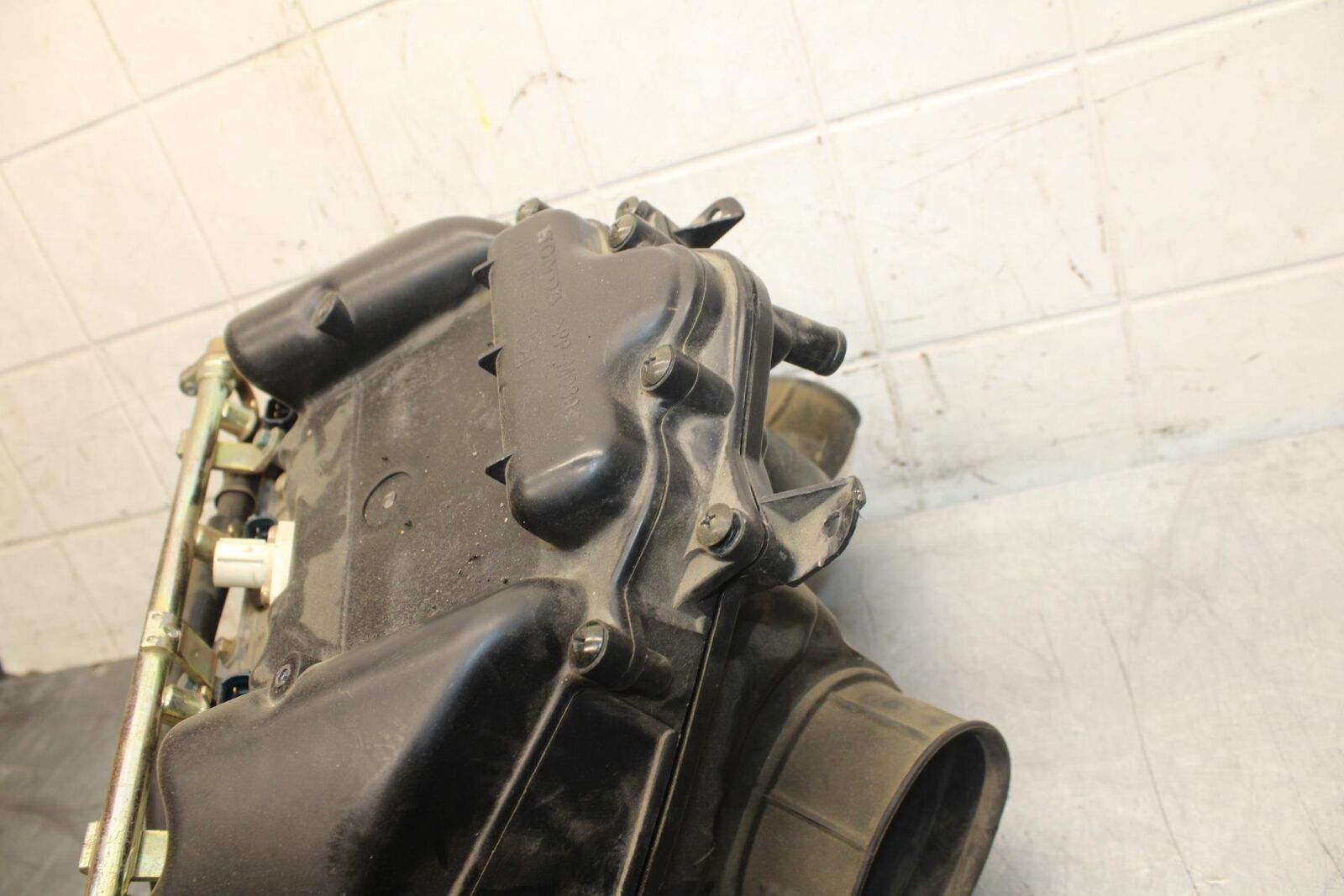 2003 Honda CBR600RR AIRBOX INTAKE FILTER BOX 17221-MEE-D00 17232-MEE-000 BB511