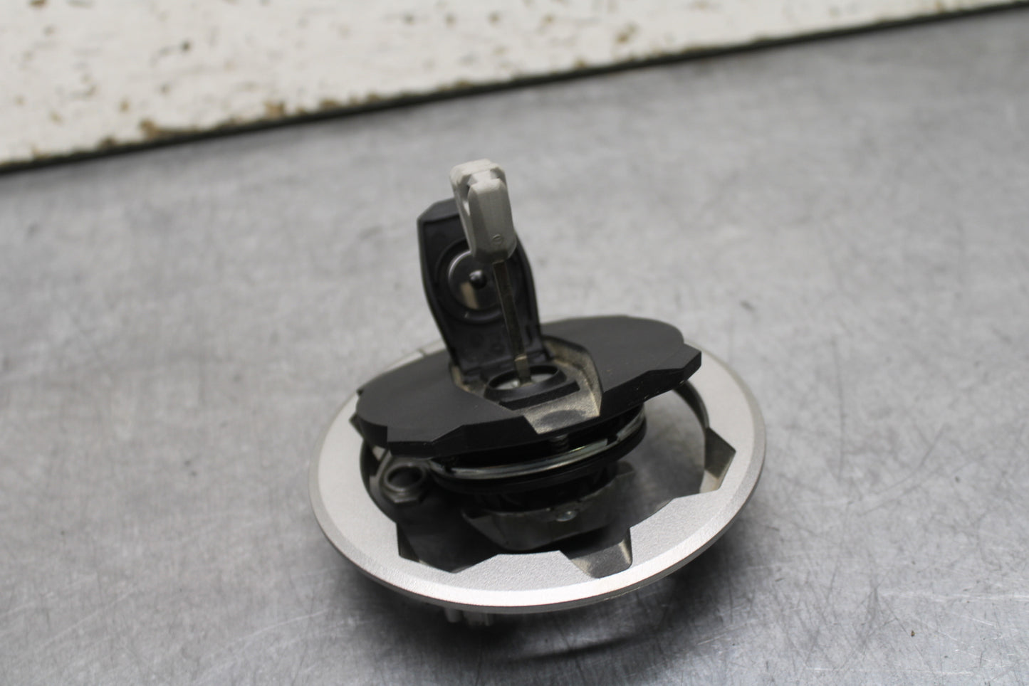 24 KAWASAKI NINJA 500 ABS FUEL TANK GAS CAP BB730