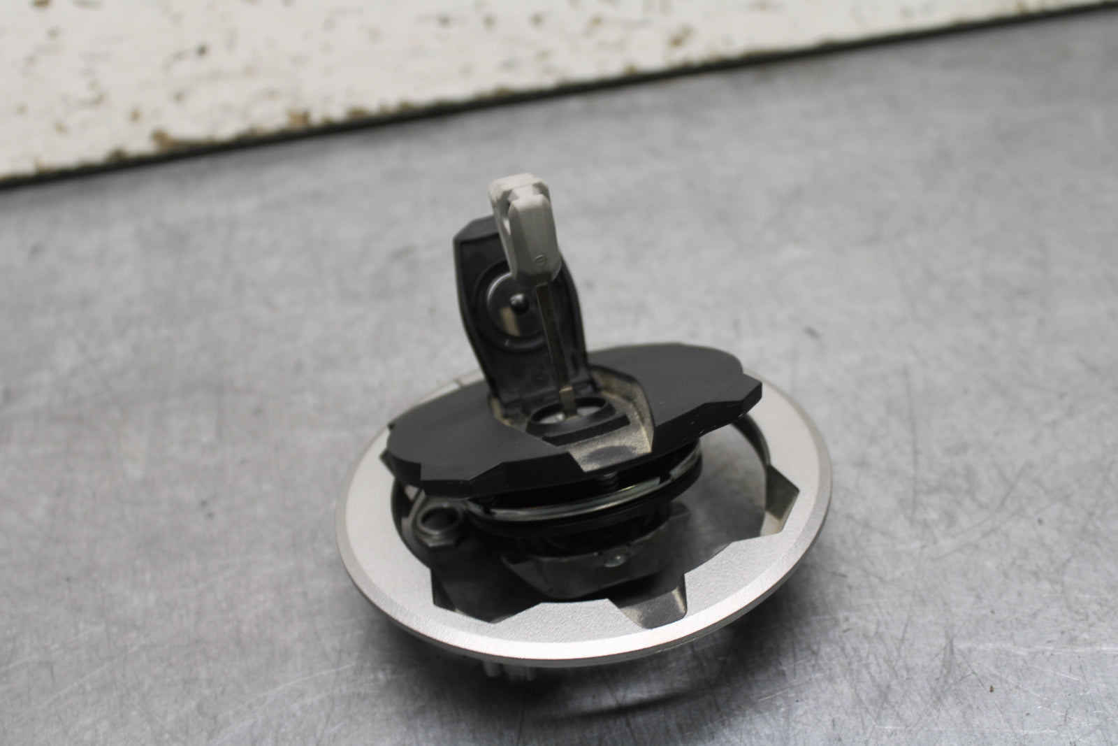 24 KAWASAKI NINJA 500 ABS FUEL TANK GAS CAP BB730