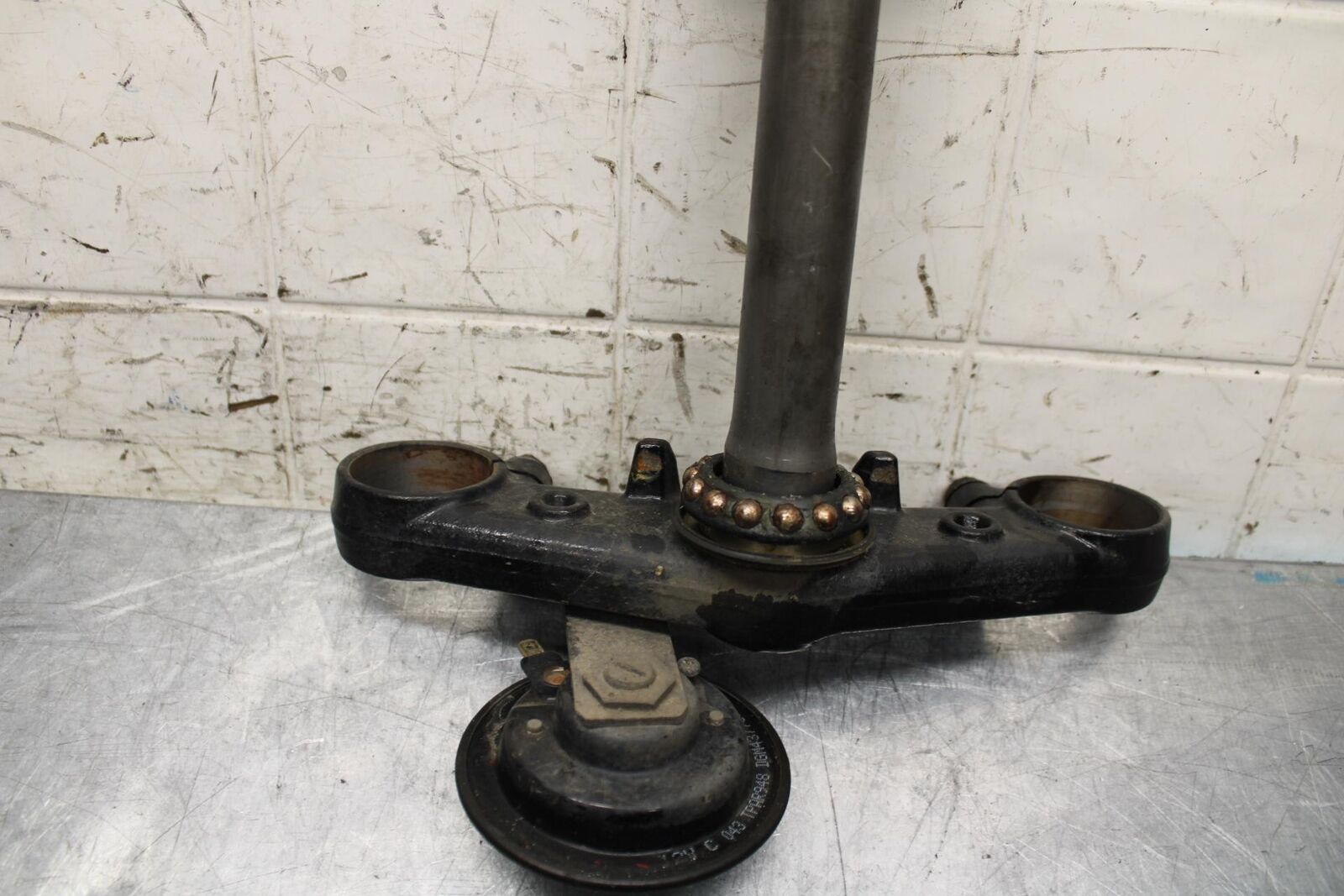 2000 Honda CBR600F4 FRONT FORKS CLAMP LOWER TRIPLE TREE STEM 53219-MBW-000 BB552
