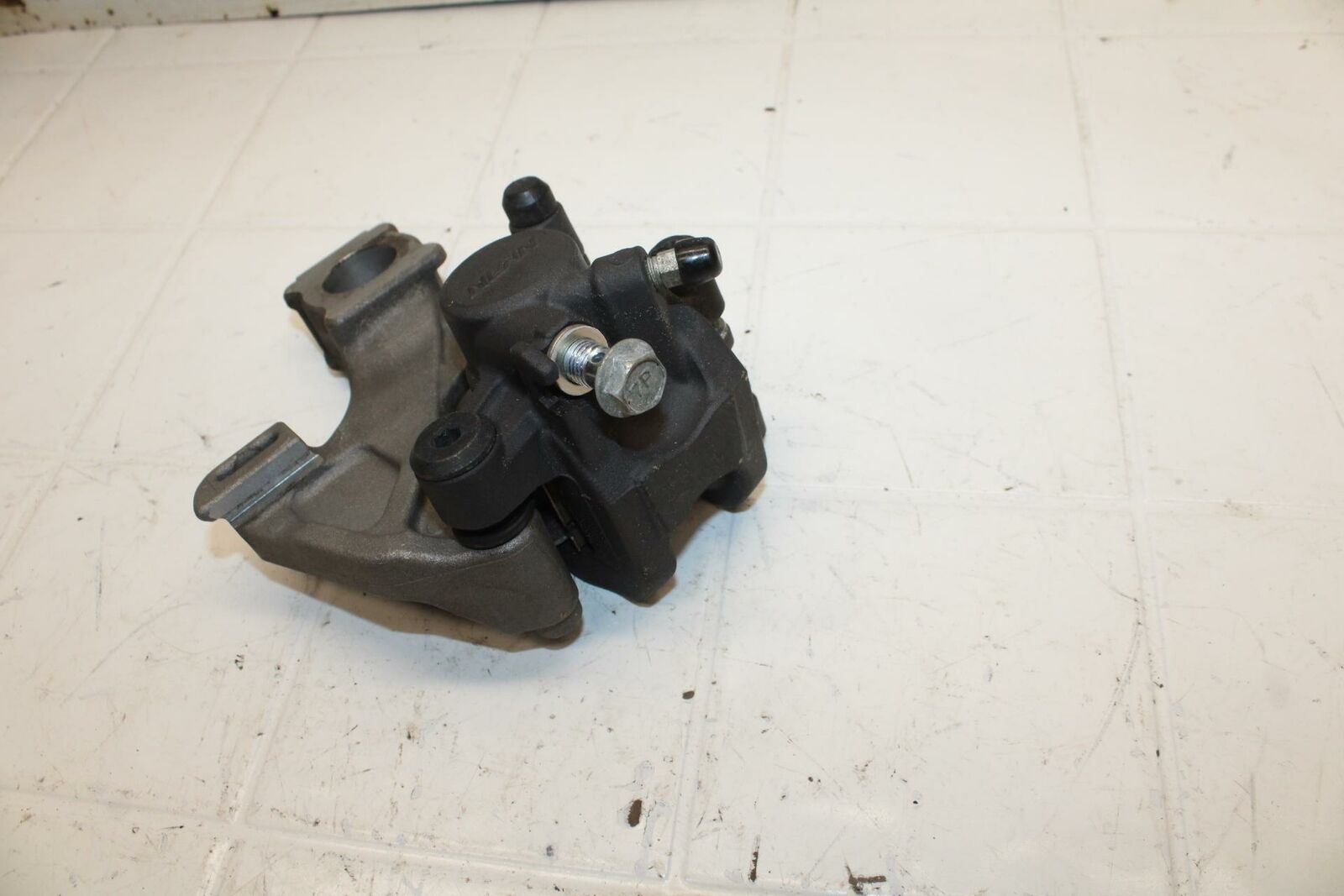 13 SUZUKI GSXR750 REAR BACK BRAKE CALIPER W MOUNT BRACKET 69100-47H10-999 BB17