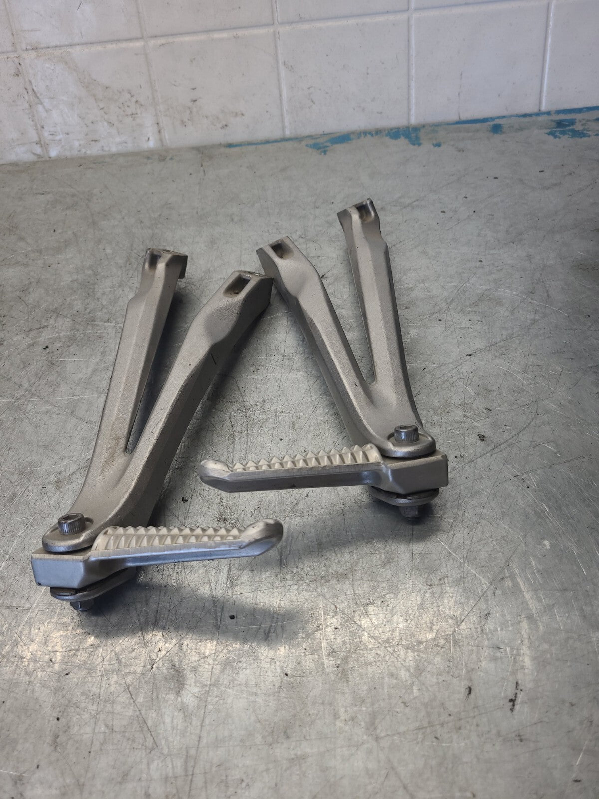 04-06 YAMAHA YZF R1 REAR BACK PASSENGER PEG SET PAIR BB432