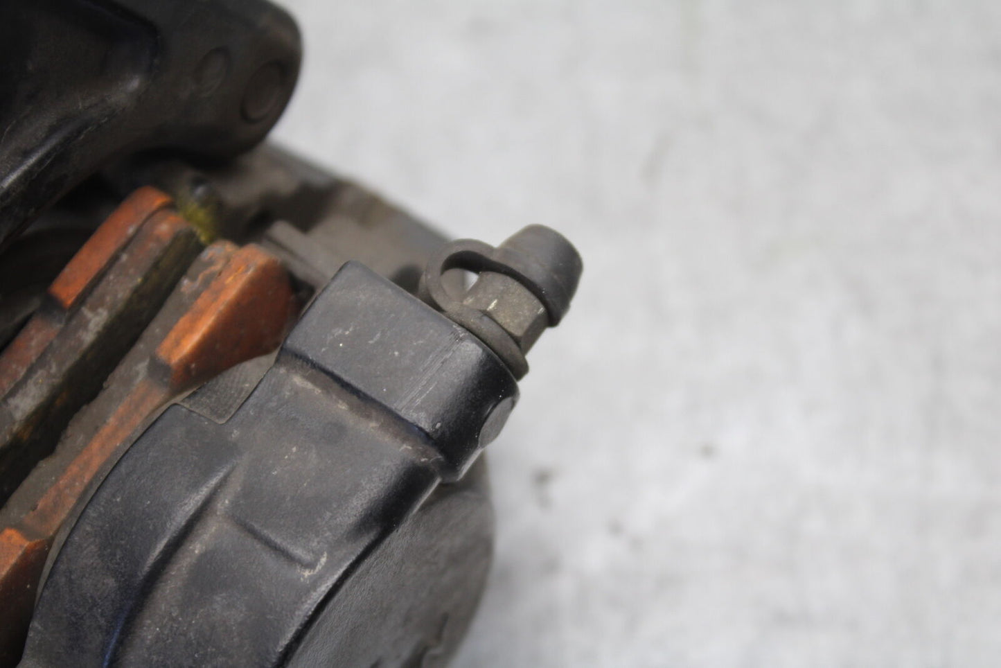 05-06 SUZUKI GSXR1000 REAR BRAKE CALIPER W MOUNT BRACKET 69100-29G20-999 BB663