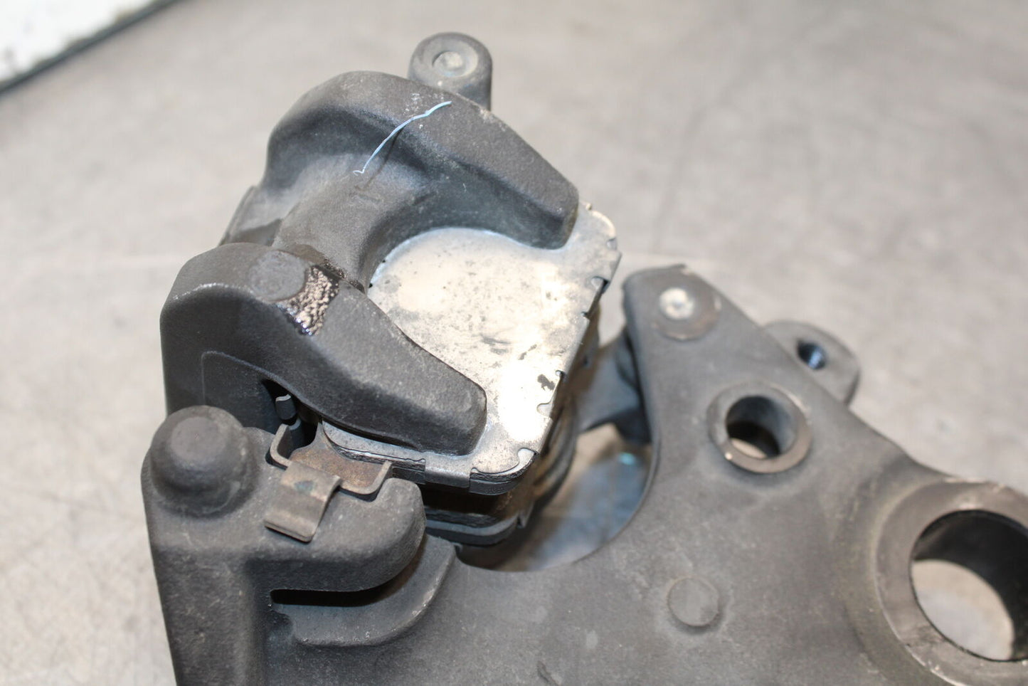 16 KAWASAKI NINJA ZX10R REAR BRAKE CALIPER W MOUNT BRACKET 43080-0097-DJ BB650