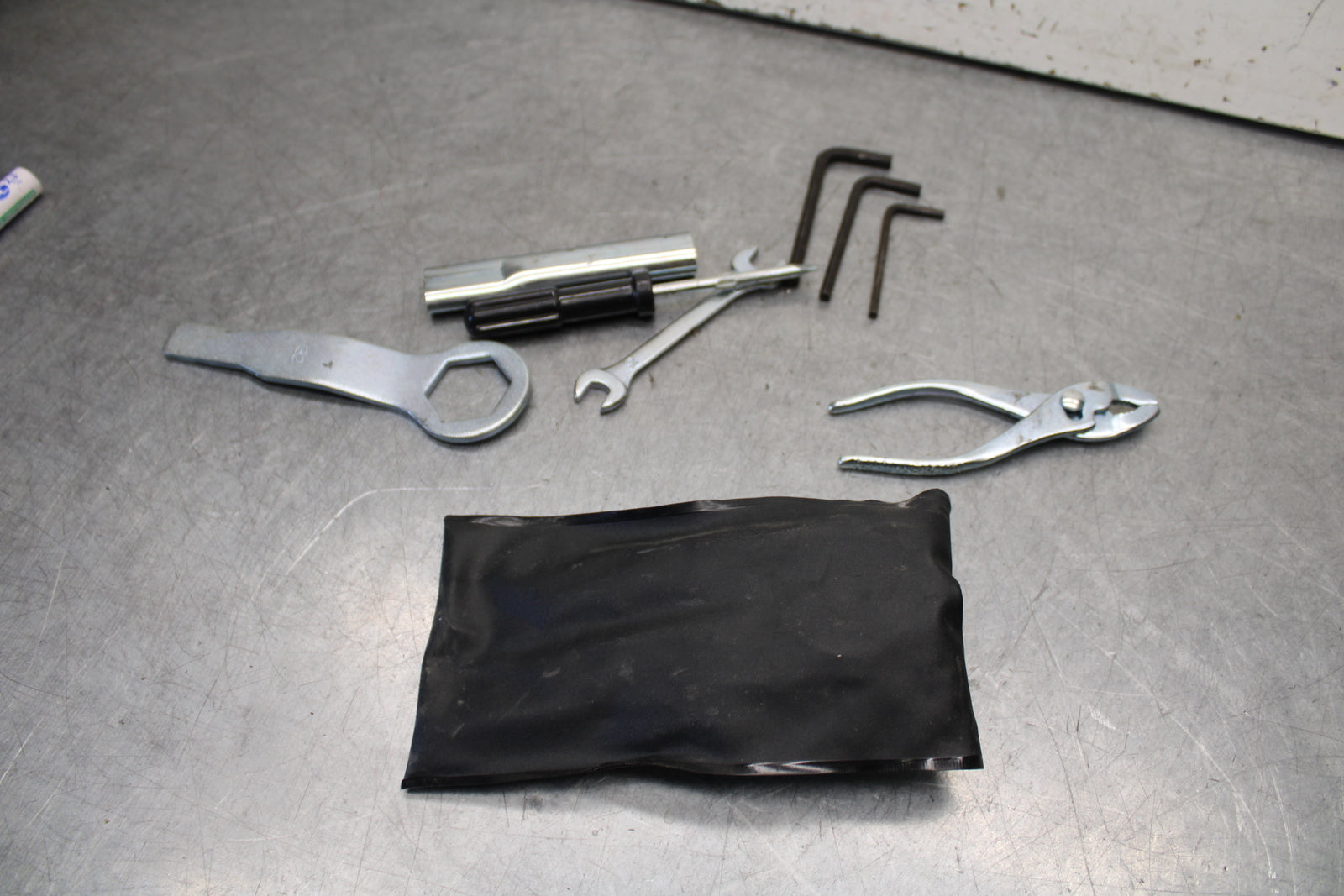 16 KAWASAKI NINJA ZX10R STOCK TOOLS OEM TOOL BAG KIT SET 56007-0141 BB650