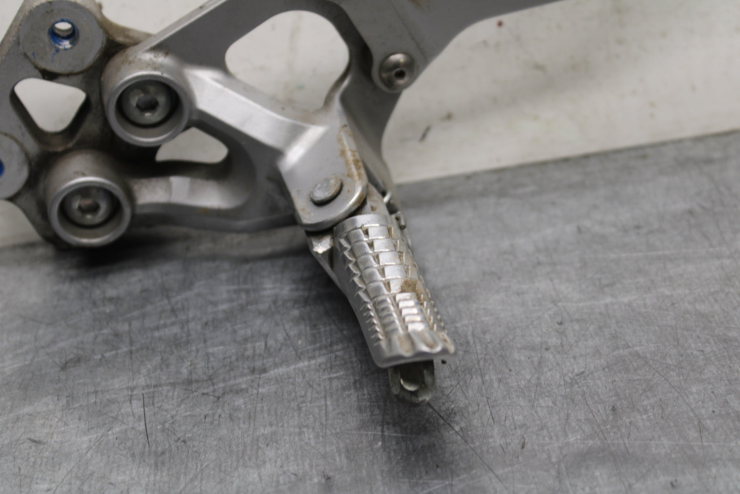 09 SUZUKI GSXR600 LEFT REARSET REAR SET DRIVER FOOT PEG REST STOP BB759