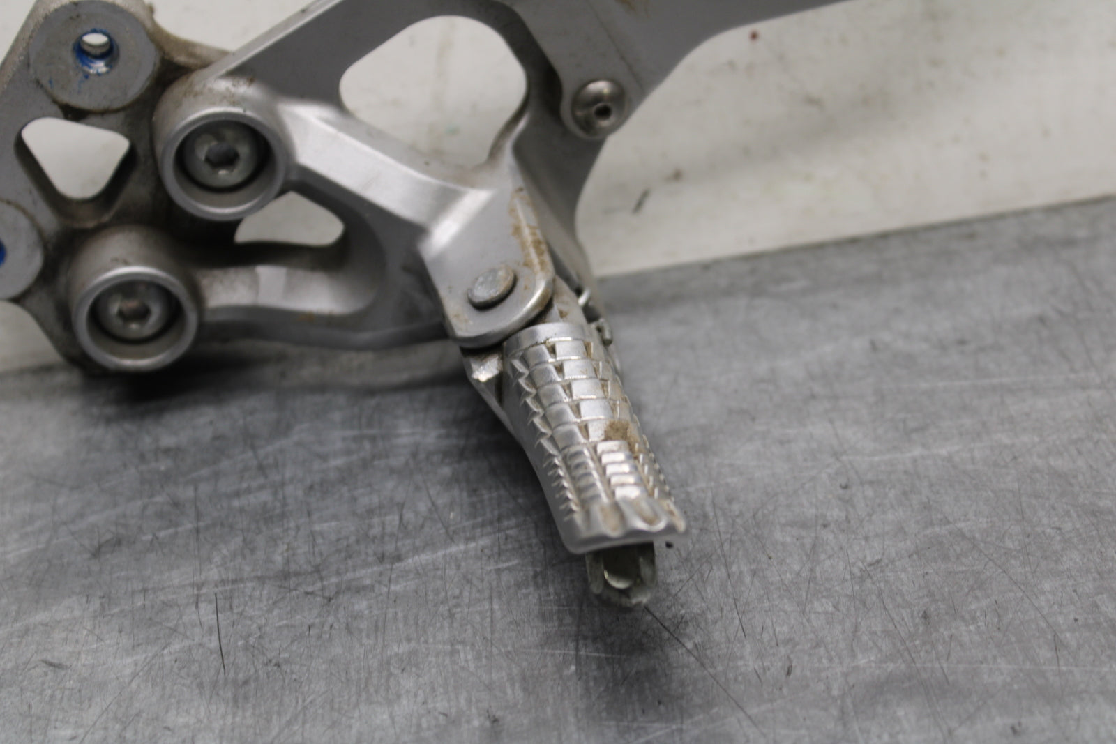 09 SUZUKI GSXR600 LEFT REARSET REAR SET DRIVER FOOT PEG REST STOP BB759