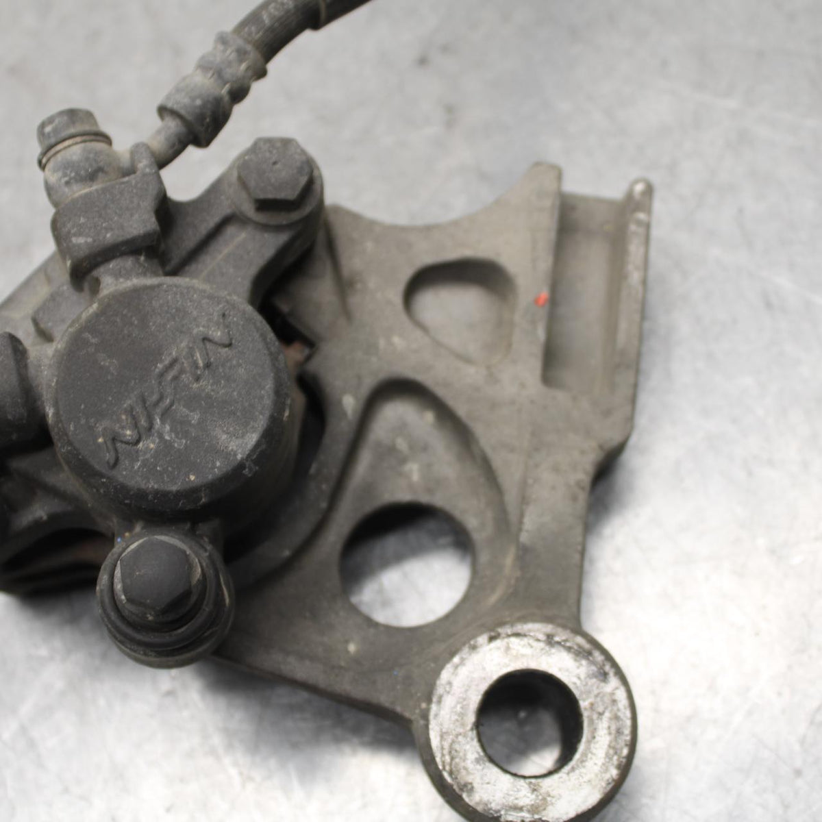 01-06 HONDA CBR600F4I REAR BRAKE CALIPER W MOUNT BRACKET 43150-MBW-006 BB644