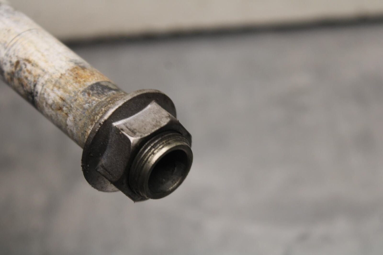 09-12 KAWASAKI NINJA ZX6R REAR BACK SWINGARM BOLT SUSPENSION PIVOT AXLE BB617