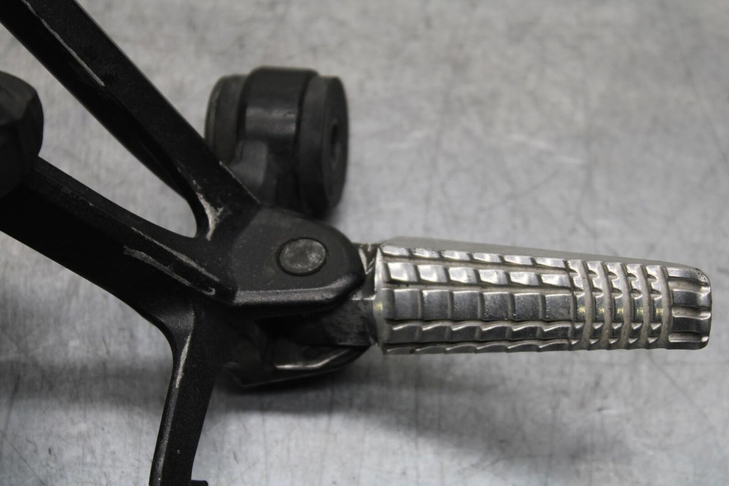 2011 Suzuki GSXR1000 REAR FOOT RESTS PEGS STEPS SET PAIR BB96