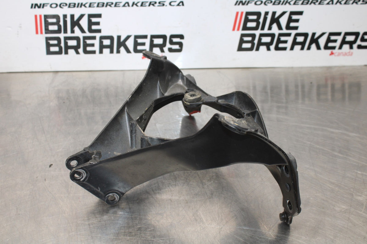 06-07 SUZUKI GSXR 600 UPPER FAIRING MIRROR GAUGES STAY BRACKET BB178