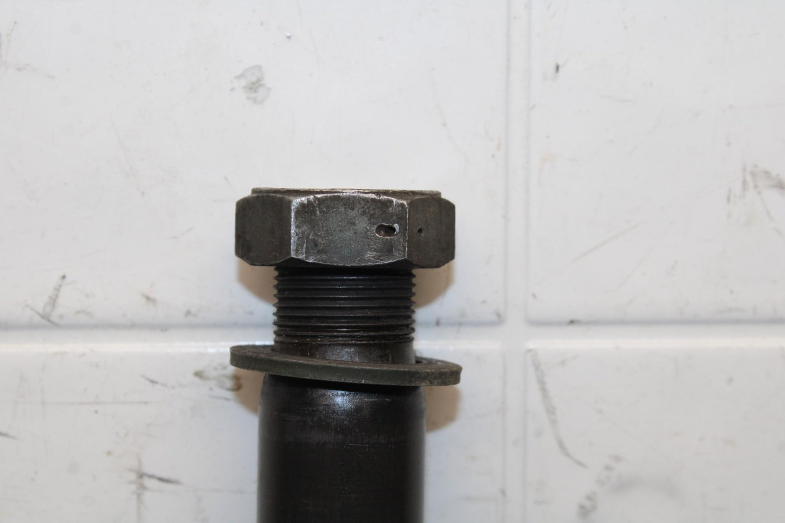 2007 Yamaha YZF R6S REAR AXLE BACK WHEEL PIVOT BOLT AXEL 5SL-25381-10-00 BB594