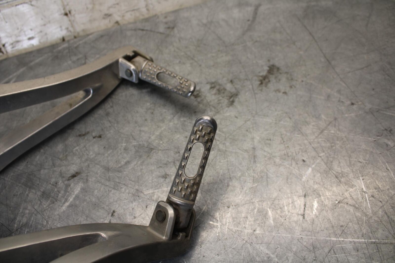 2011 Honda CBR600RR REAR BACK PASSENGER PEG SET PAIR 50720-MEL-305 BB520