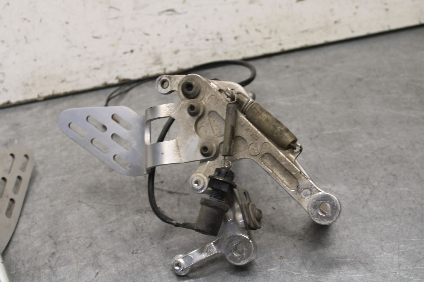 08-09 YAMAHA YZF R6S RIGHT LEFT REARSETS REAR SET DRIVER FOOT PEGS  BB690