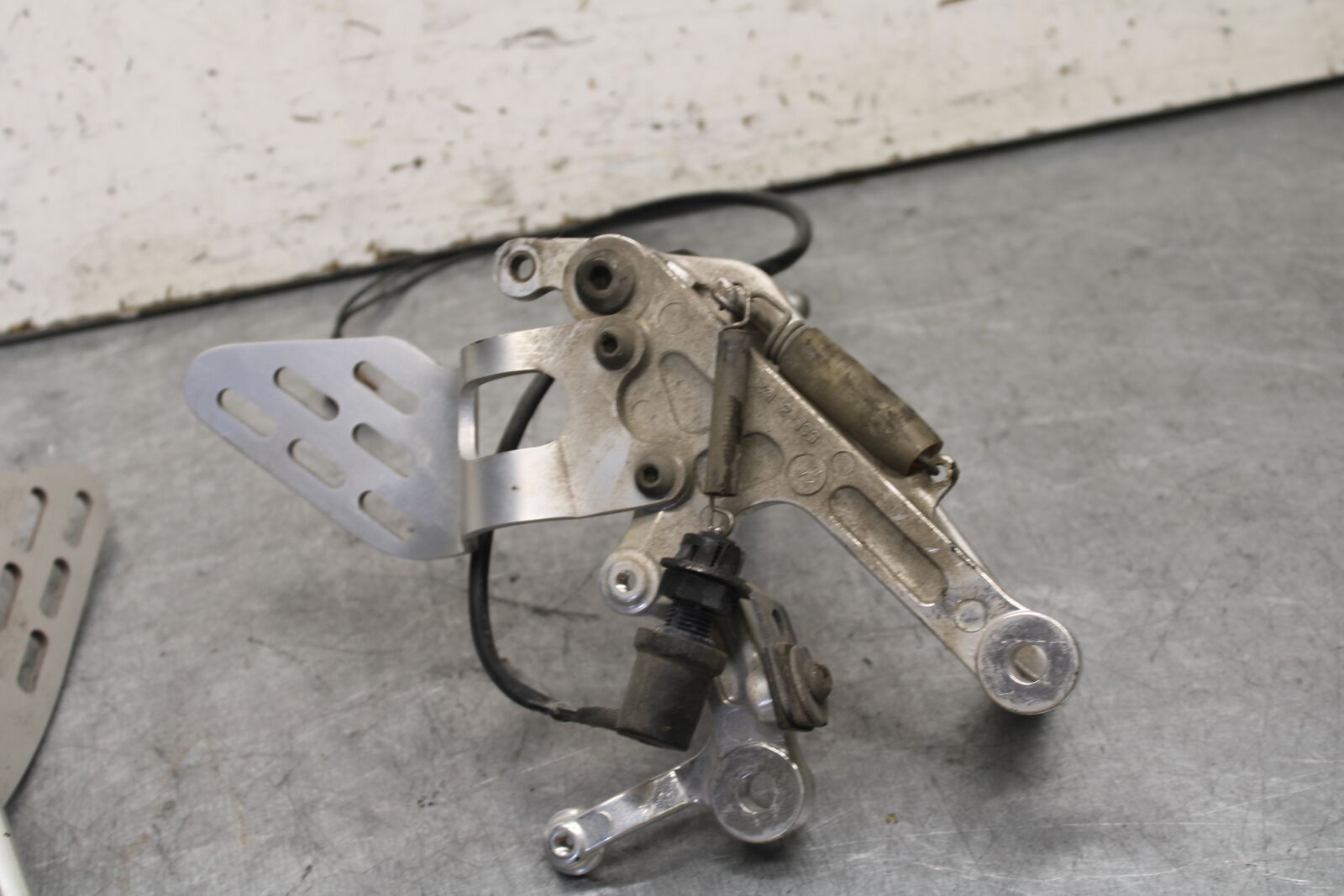 08-09 YAMAHA YZF R6S RIGHT LEFT REARSETS REAR SET DRIVER FOOT PEGS  BB690