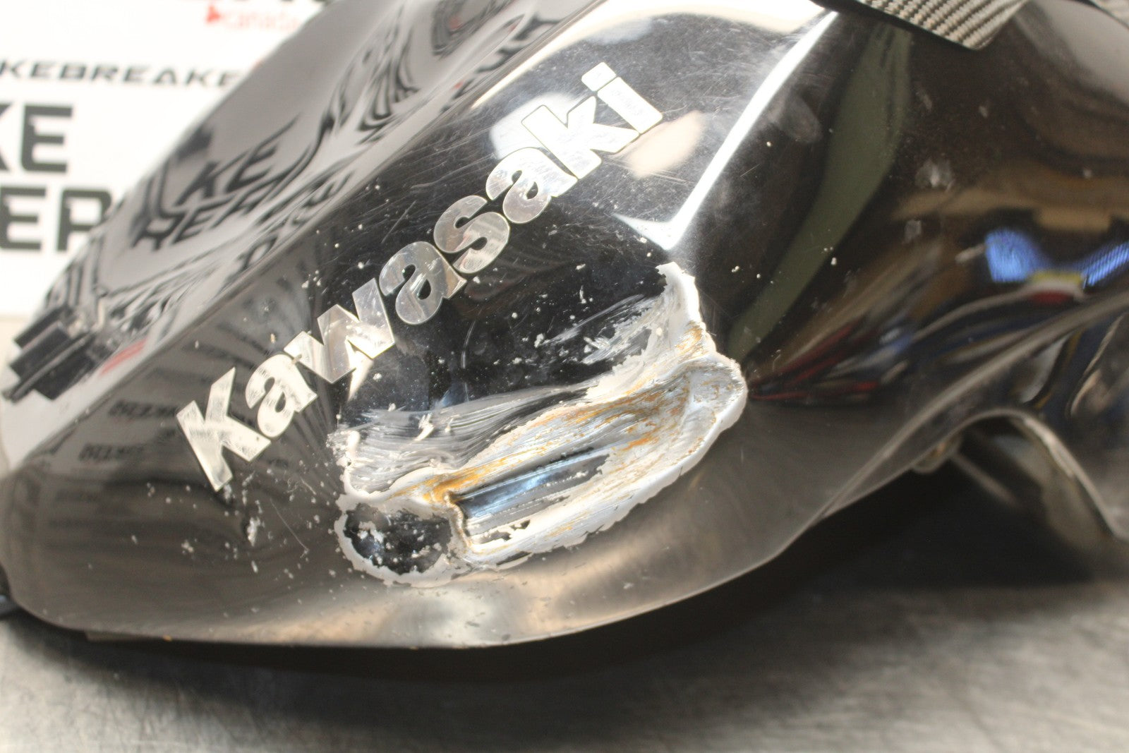 08 KAWASAKI NINJA ZX10R GAS TANK FUEL CELL PETROL RESERVOIR BB201