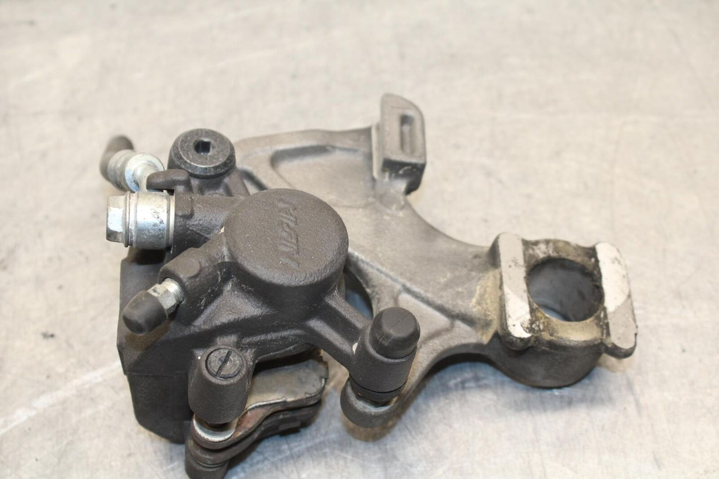 11-23 SUZUKI GSXR 750 REAR BACK BRAKE CALIPER W MOUNT BRACKET BB630
