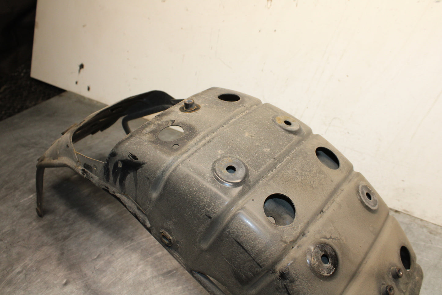 04 SUZUKI INTRUDER 800 REAR BACK FENDER SUPPORT FRAME SUBFRAME BB758