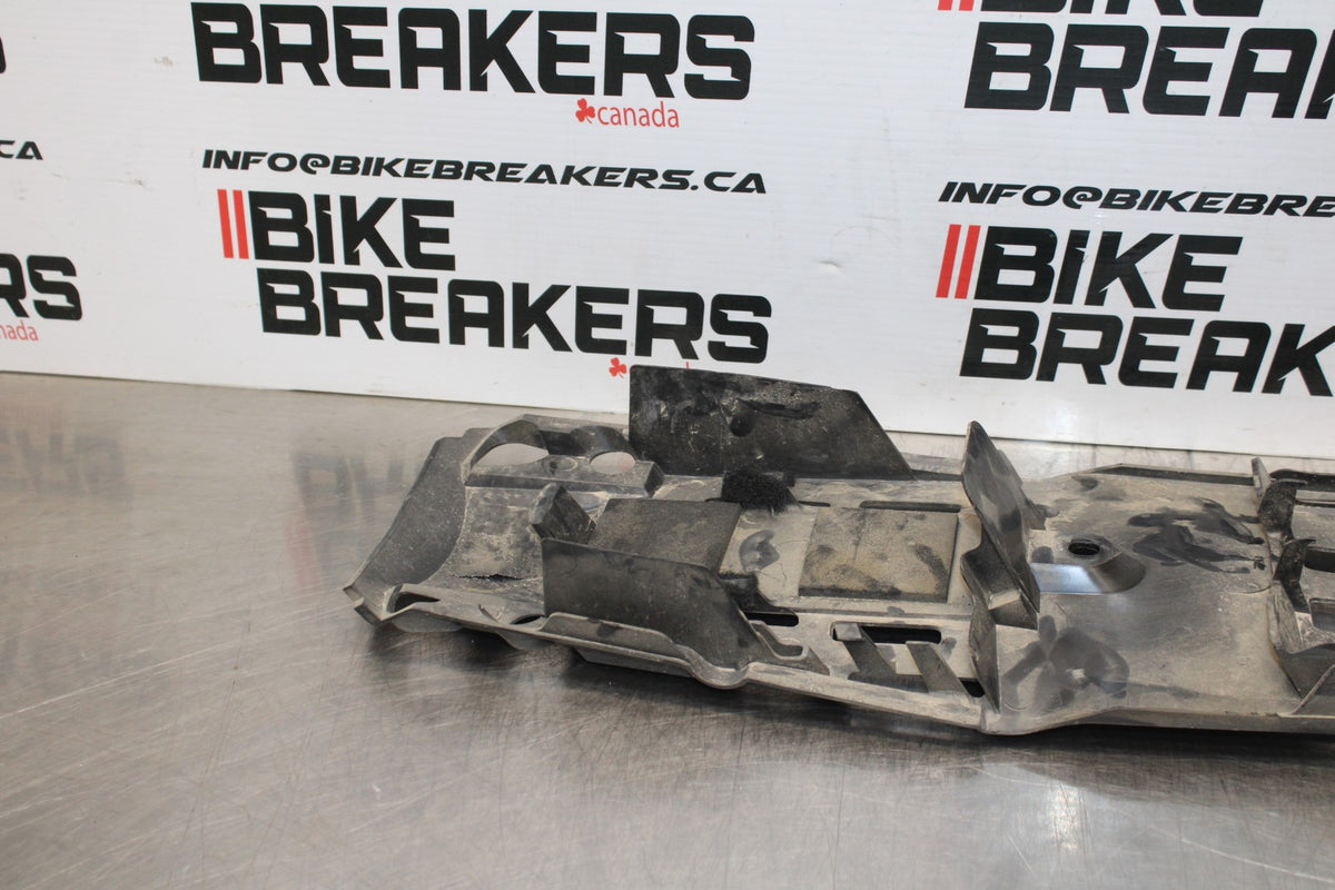 05-06 SUZUKI GSXR1000 REAR BACK TAIL UNDERTAIL BATTERY TRAY PLASTIC BB773