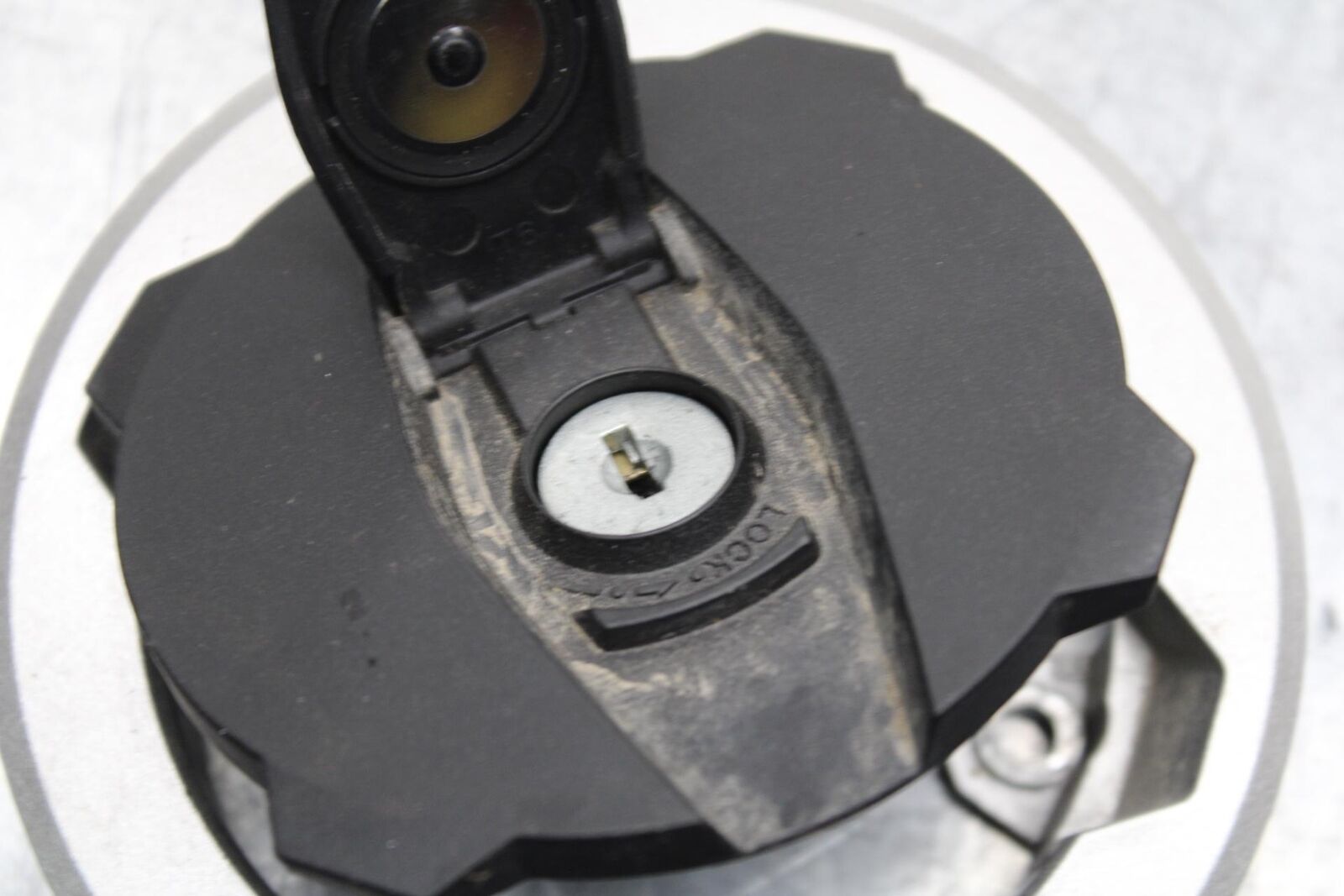 19-22 KAWASAKI Z400 IGNITION LOCK KEY SET W/ GAS CAP AND SEAT LOCK BB586