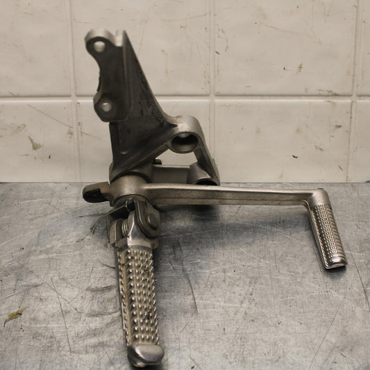 1999 Suzuki GSXR600 RIGHT REARSET REAR SET DRIVER FOOT PEG REST STOP BB580