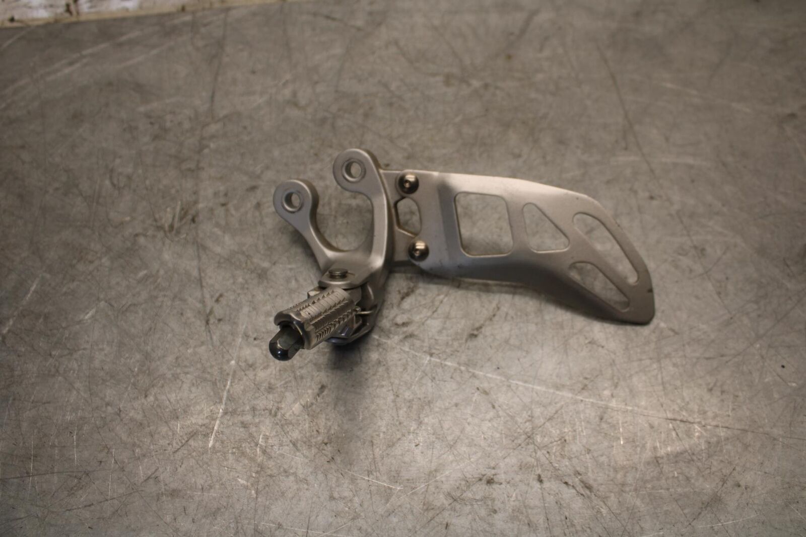 2017 Suzuki GSXR600 LEFT REARSET  DRIVER FOOT PEG REST STOP 43700-14J30 BB527