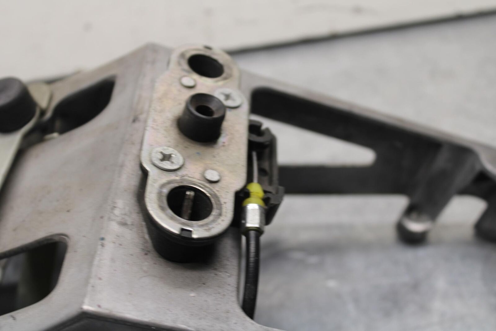 06-07 SUZUKI GSXR750 REAR SUBFRAME SUB FRAME 41211-01H00-YAP 41231-41G10 BB613