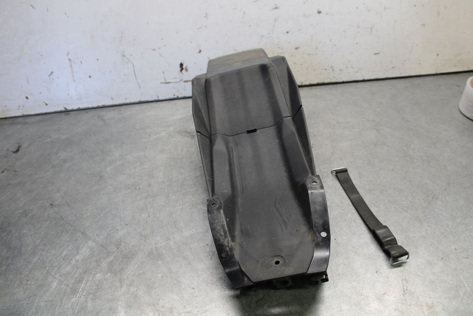 21-24 YAMAHA MT-07 REAR BACK TAIL UNDERTAIL BATTERY TRAY PLASTIC BB662