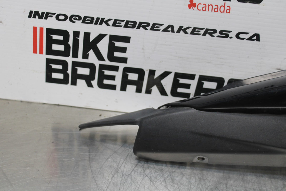 23 YAMAHA YZF R3 RIGHT REAR BACK TAIL FAIRING COWL SHROUD BB806