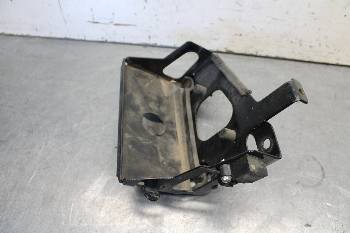 04-16 HARLEY-DAVIDSON SPORTSTER 883 BATTERY TRAY BOX HOLDER BB680 