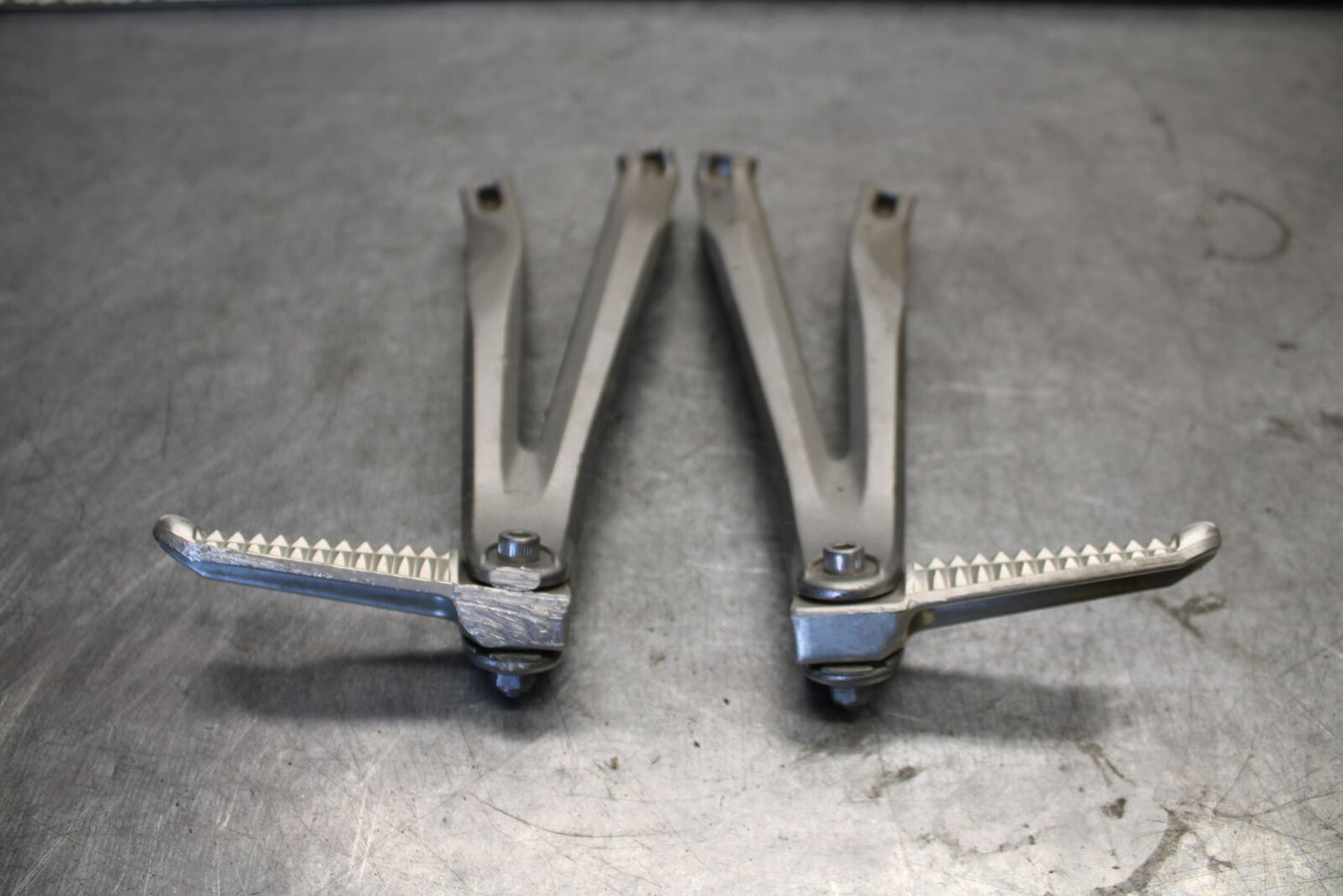 07-08 YAMAHA YZF R1 REAR BACK PASSENGER PEG SET PAIR BB675