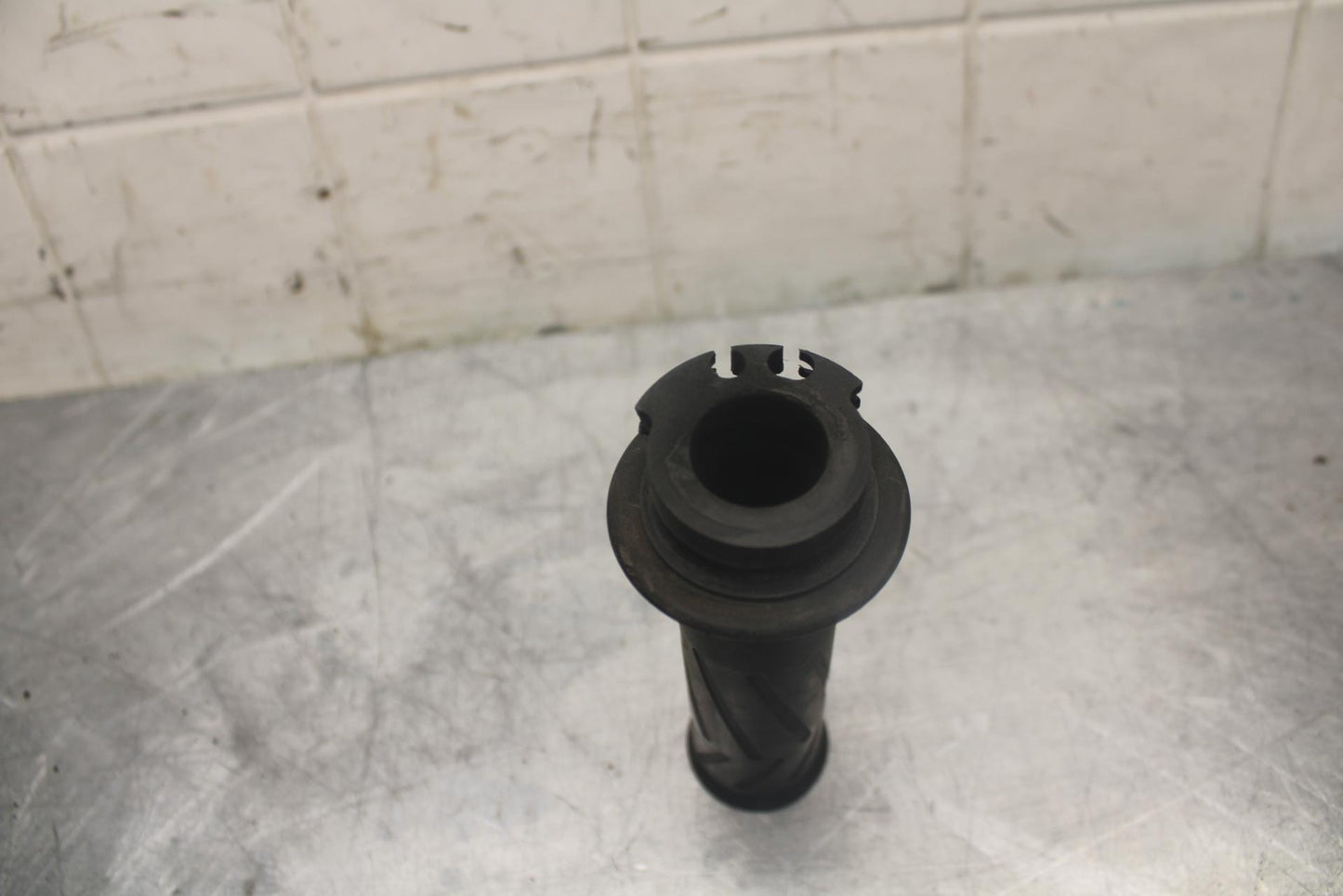 05 YAMAHA YZF R6S RIGHT THROTTLE GRIP TUBE BB462