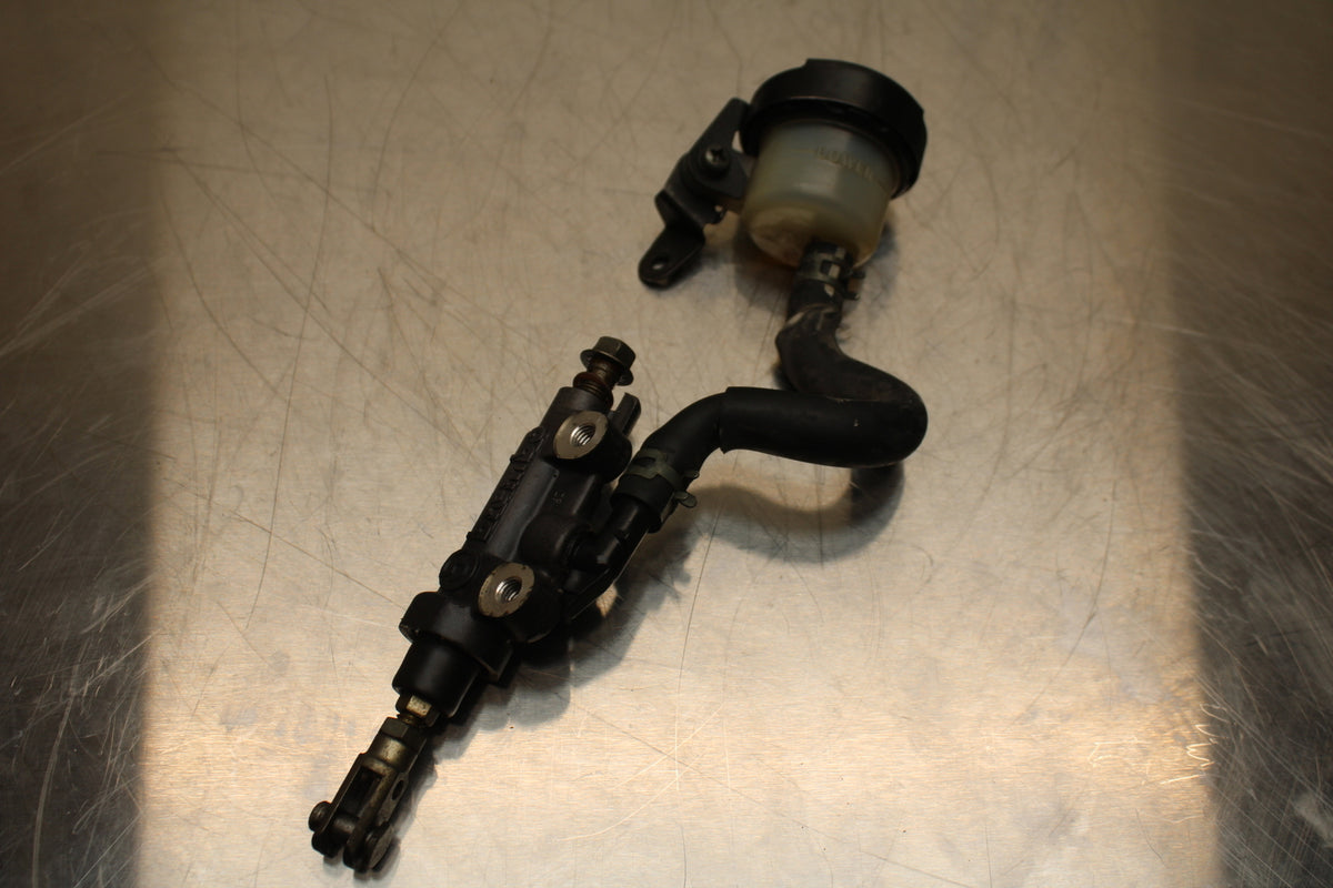 96 YAMAHA YZF750R REAR BACK BRAKE MASTER CYLINDER W RESERVOIR BB137