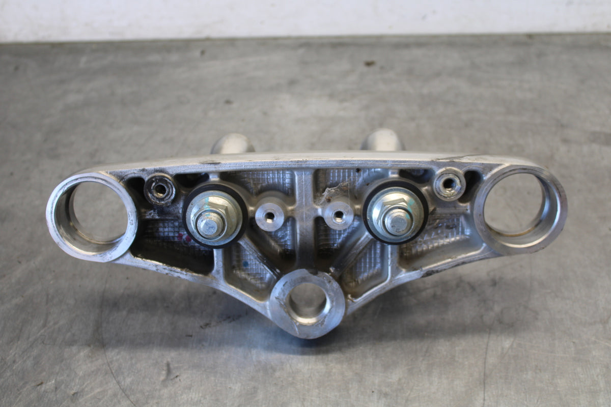 04 SUZUKI INTRUDER 800 FORKS UPPER TRIPLE TREE CLAMP BB758