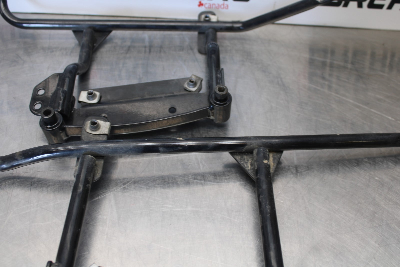 05-06 VICTORY KINGPIN DELUXE SADDLEBAG CASE MOUNTING BRACKET MOUNT BB195