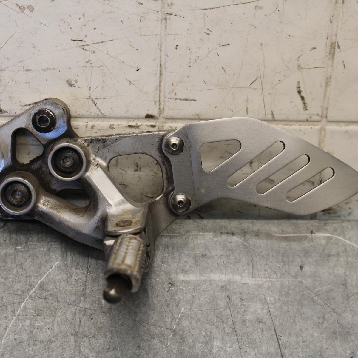 08-10 SUZUKI GSXR750 LEFT REARSET REAR SET DRIVER FOOT PEG REST STOP BB58