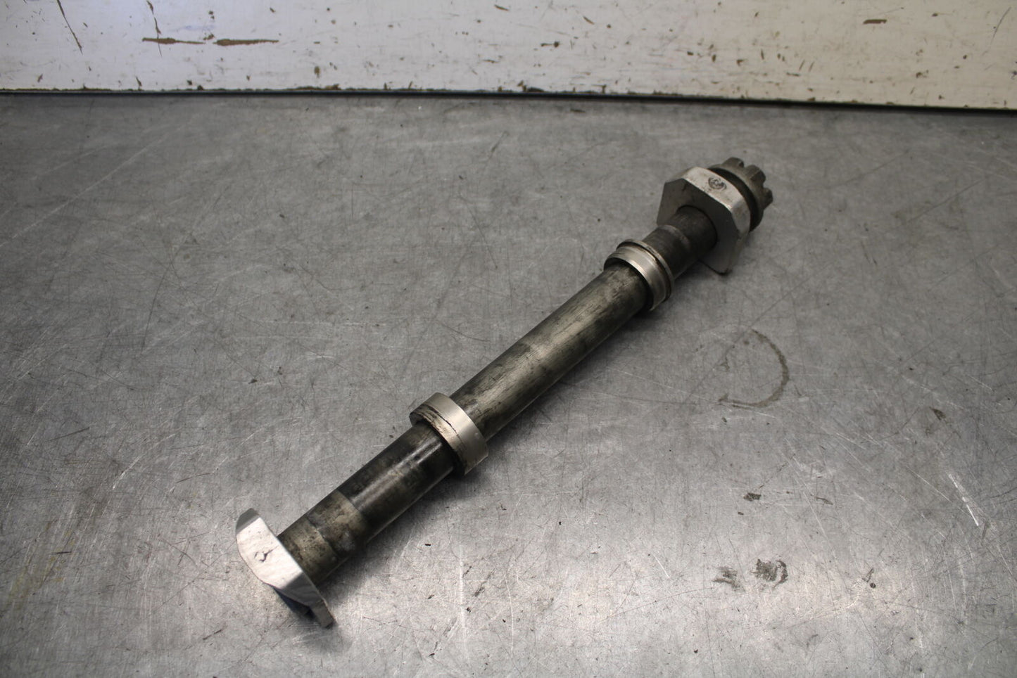 05-06 SUZUKI GSXR1000 REAR AXLE BACK WHEEL RIM PIVOT BOLT AXEL 64711-33E30 BB677