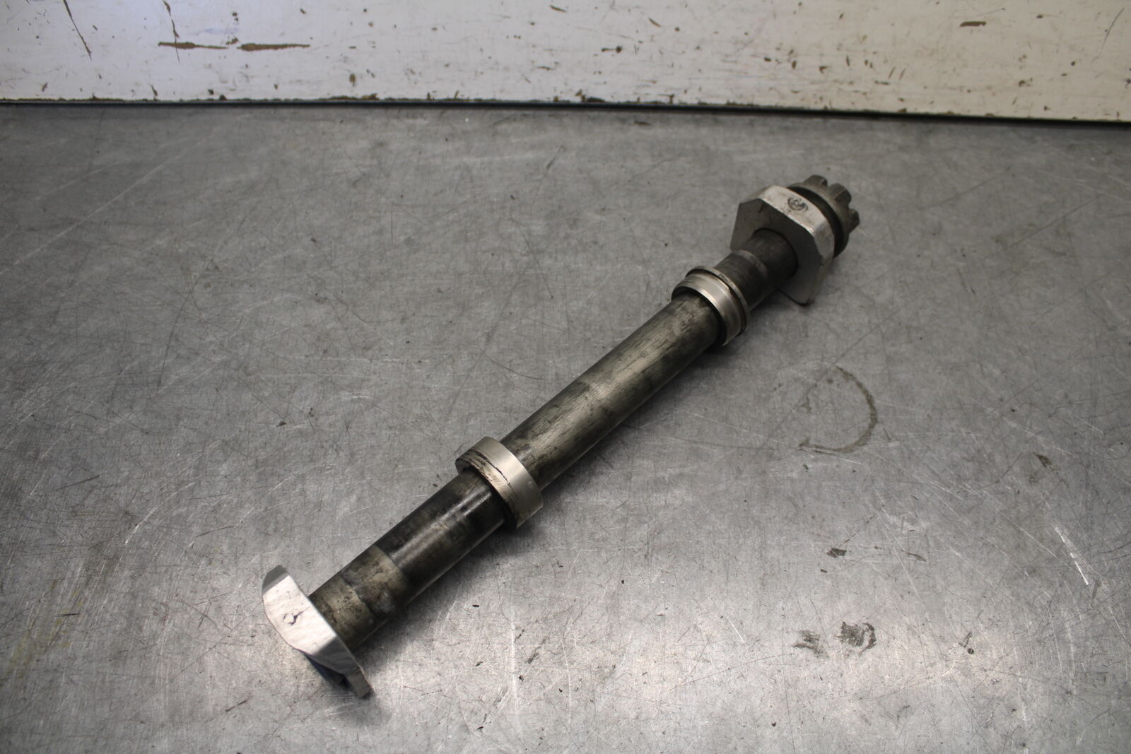 05-06 SUZUKI GSXR1000 REAR AXLE BACK WHEEL RIM PIVOT BOLT AXEL 64711-33E30 BB677