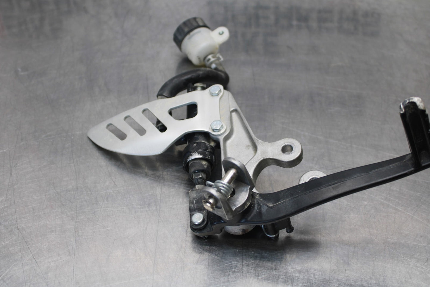 11-22 SUZUKI GSXR 600  RIGHT REARSET REAR SET DRIVER FOOT PEG REST STOP BB193