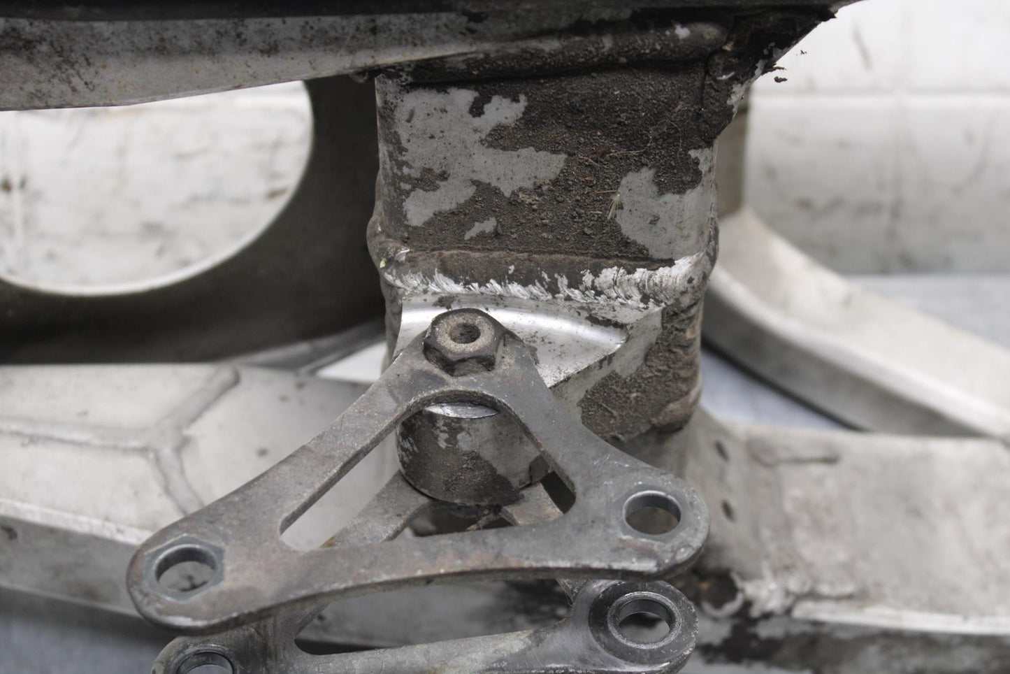 2000 Yamaha YZF R6 REAR SWINGARM BACK SUSPENSION 5EB-22110-01-00 BB558