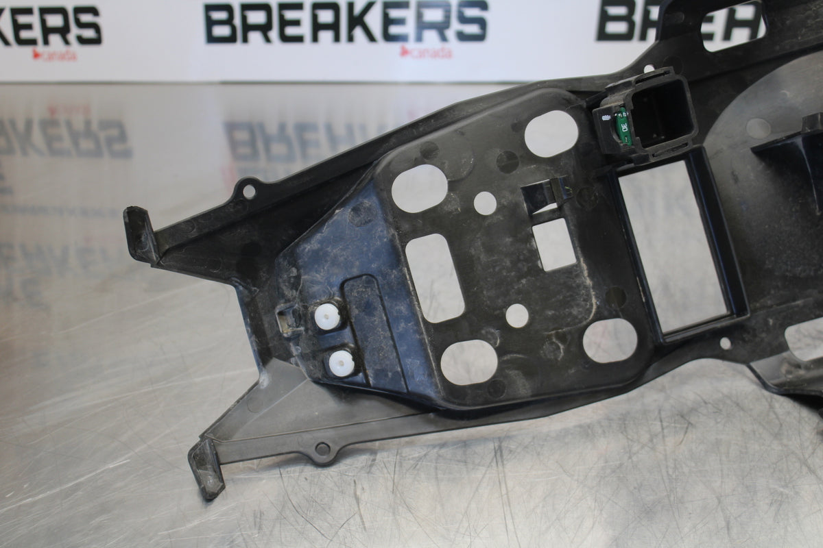 23 YAMAHA YZF R3 REAR BACK TAIL UNDERTAIL BATTERY TRAY PLASTIC BB147