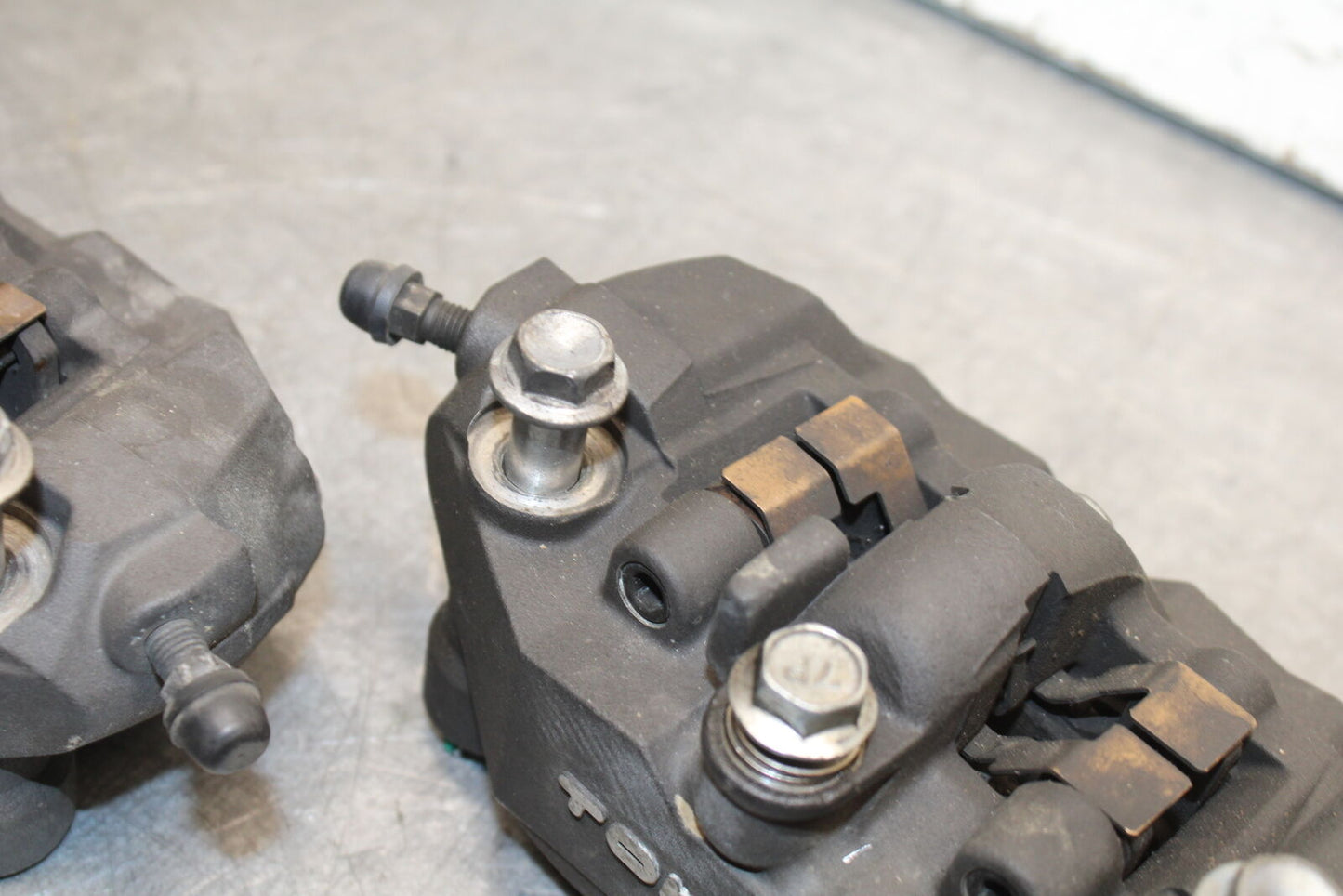 06-07 SUZUKI GSXR750 RIGHT LEFT FRONT BRAKE CALIPER SET PAIR CALIPERS BB670