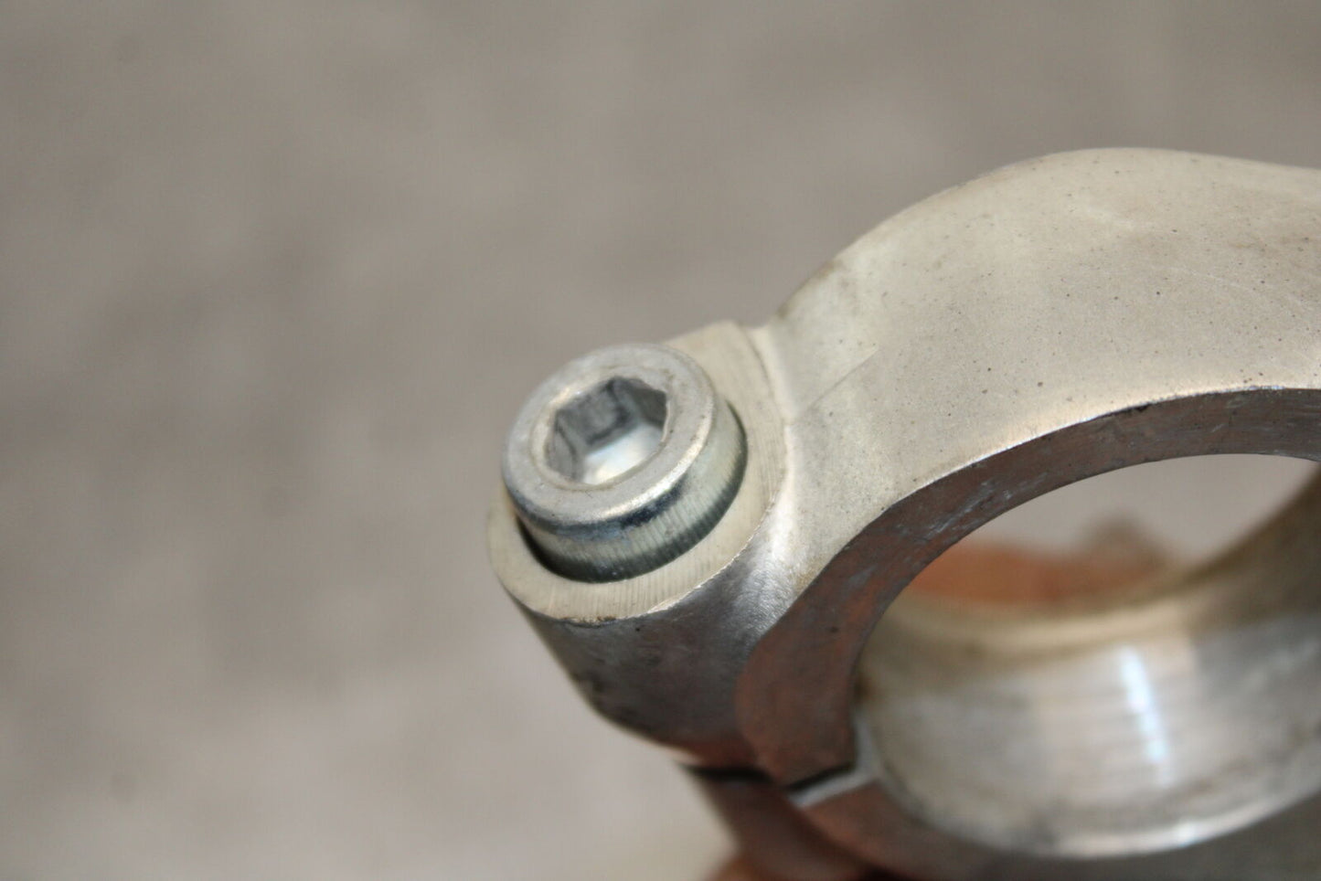 85-86 SUZUKI MADURA 1200 FORKS UPPER TRIPLE TREE CLAMP  BB691