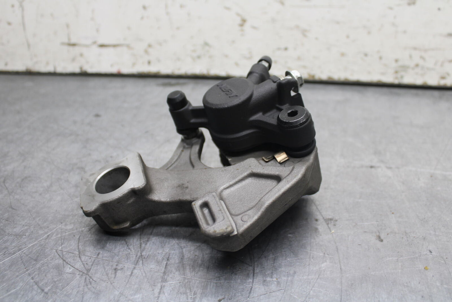 13 SUZUKI GSXR750 REAR BACK BRAKE CALIPER W MOUNT BRACKET BB110