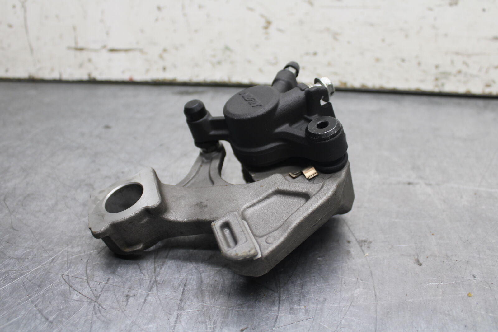 13 SUZUKI GSXR750 REAR BACK BRAKE CALIPER W MOUNT BRACKET BB110