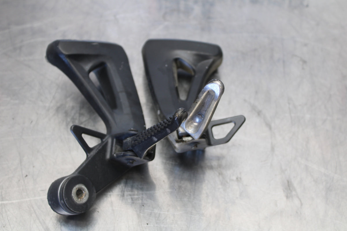 00 SUZUKI SV650 REAR BACK PASSENGER PEG SET PAIR BB156