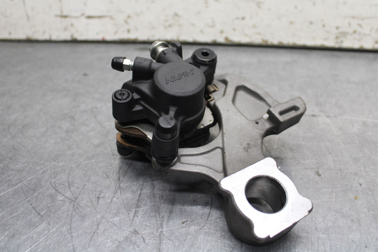 13 SUZUKI GSXR750 REAR BACK BRAKE CALIPER W MOUNT BRACKET BB110
