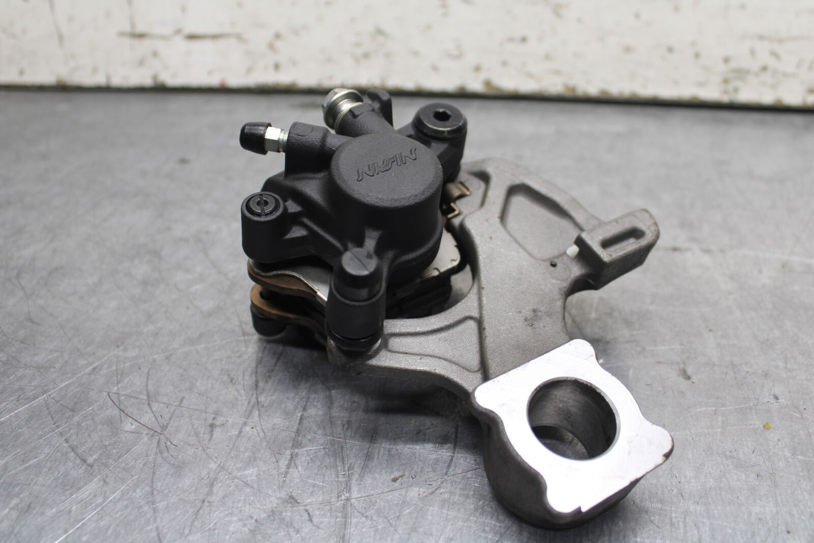 13 SUZUKI GSXR750 REAR BACK BRAKE CALIPER W MOUNT BRACKET BB110