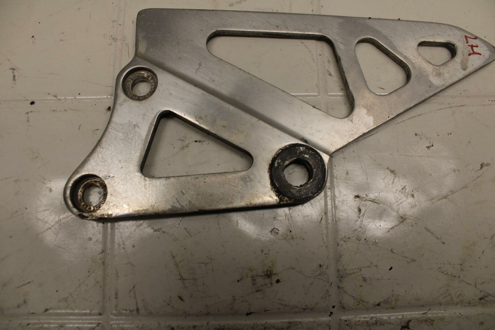 88-89 SUZUKI GSXR750J BB24 LEFT REARSET  DRIVER FOOT PEG BRACKET MOUNT  BB15